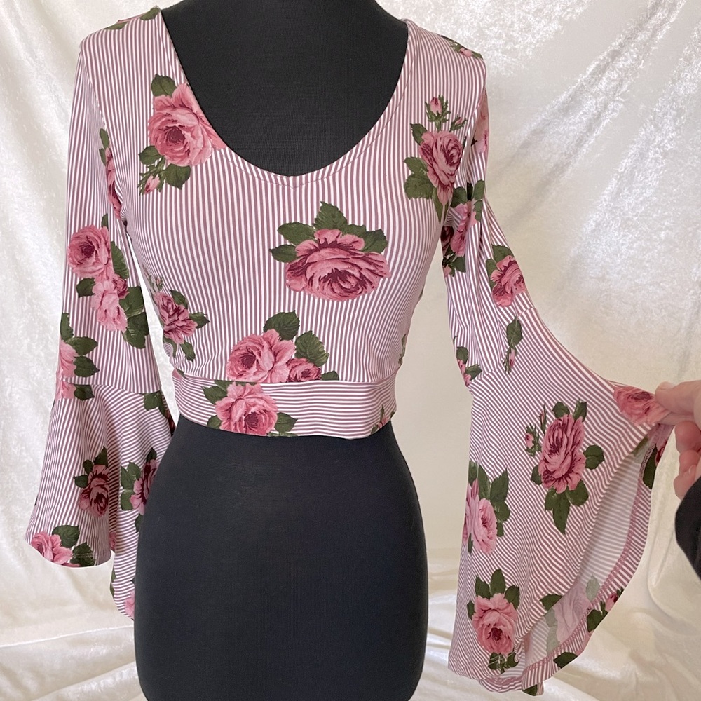 Floral crop top with fan sleeves